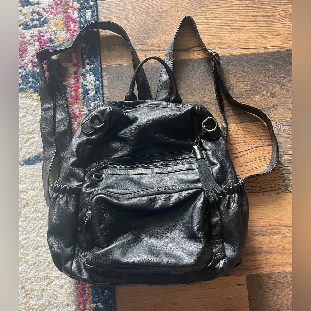 Medium size satchel. Over the shoulder or back pack. Has a back compartment.
